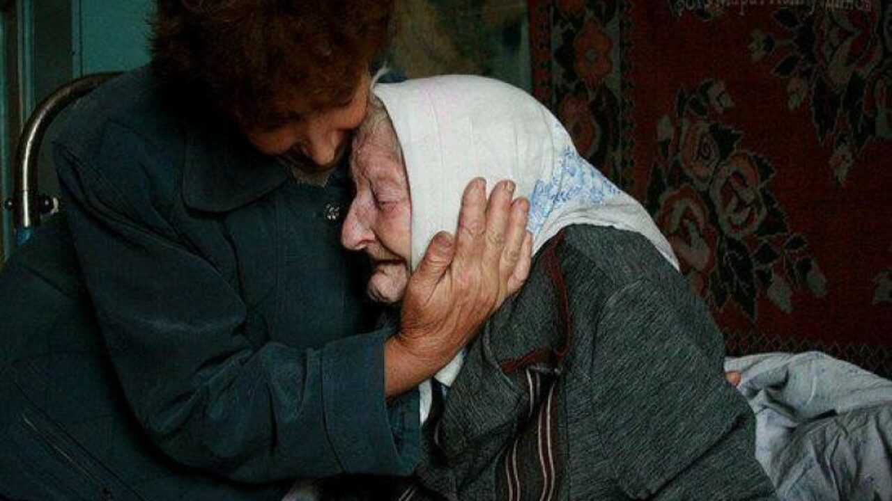 Мать без глаз. Доброта к старикам. Бабушка плачет. Милосердие к старикам. Плачущая бабушка.