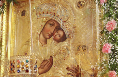 11 червня — Ікони Божої Матері «Споручниця грішних». У цей день моляться до неї і просять про допомогу.