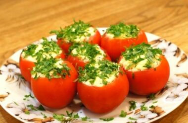 Ідеальна закуска — помідори фаршировані баклажанами, сиром і зеленню.