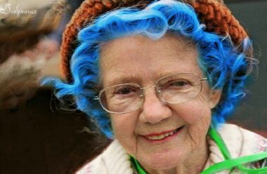 Бабуся із синім волоссям. Позитивна історія з великим життєвим змістом.