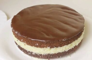Торт «Баунті» який просто тане в роті. М’який бісквіт і шоколадна глазур.