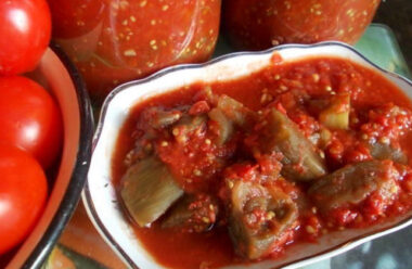 Особливий рецепт: Баклажани в томаті на зиму, неймовірно смачно.