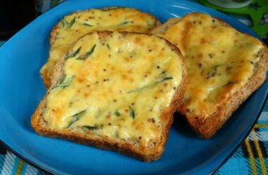 Неймовірно смачні сирні грінки «П’ятихвилинки». Відмінний сніданок за пару хвилин!