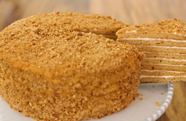Медовий торт «Домашній» — десерт, від якого усі просто у захваті.