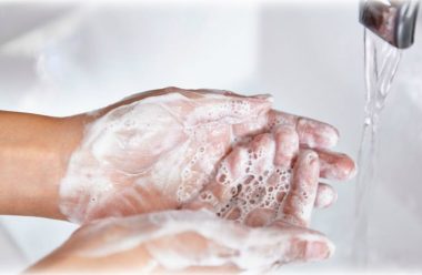 Після неприємної розмови, помийте руки. Щоб позбутися негативу