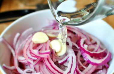 Рецепт маринованої цибулі до салатів. Виходить хрумка та дуже смачна