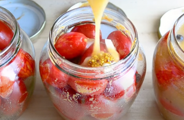 Цікавий рецепт маринованих помідорів в яблучному соку. Таких ви ще не пробували 