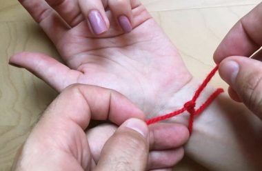 Навіщо носити червону нитку на руці, та як правильно її зав’язувати