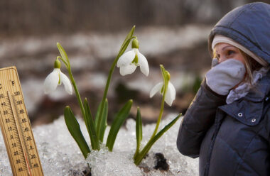 Зима не збирається відступати. Синоптики попередили українців про сильні морози та сніг