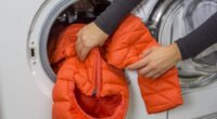Як правильно прати зимову куртку, щоб пух не збивався в клубок