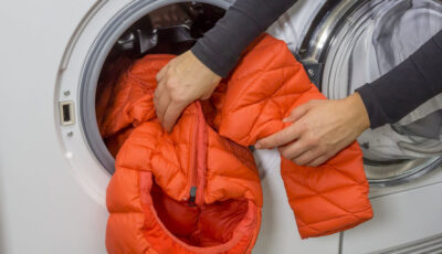 Як правильно прати зимову куртку, щоб пух не збивався в клубок