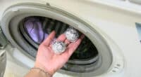 Кульки з фольги в пральній машині: для чого вони потрібні має знати кожна господиня