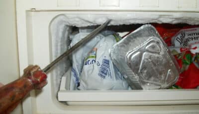 Що потрібно зробити, щоб в морозилці більше не намерзав лід. Дієвий спосіб