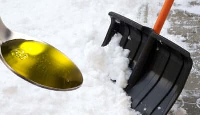 Змастіть лопату цим розчином, що до неї не прилипав сніг. Прибирати доріжки буде простіше і швидше