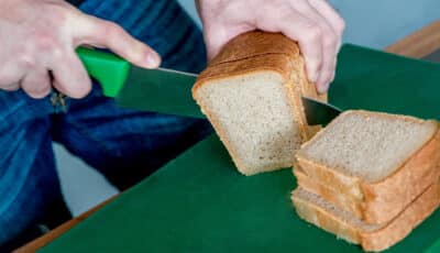 Як нарізати хліб, щоб не було жодної крихти. Ось що слід зробити з ножем