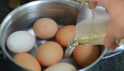 Для чого господині до каструлі з яйцями додають оцет. Тепер і ви будете так робити